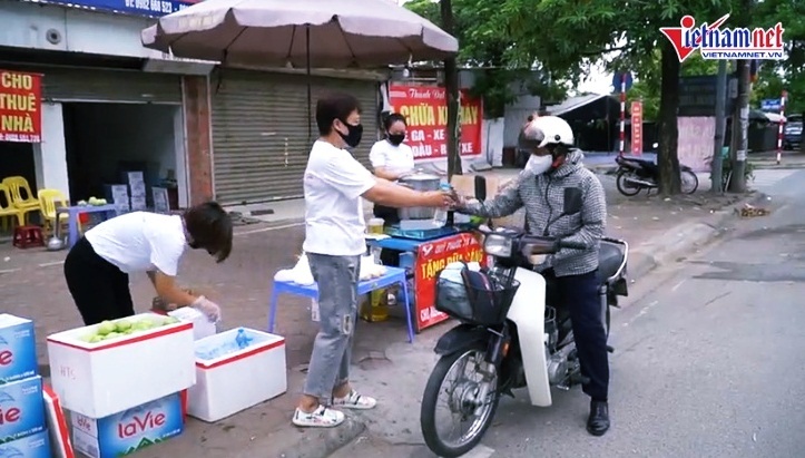 Lao động nghèo Hà Nội xúc động nhận bữa sáng miễn phí mỗi ngày