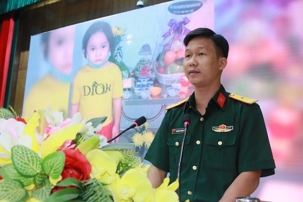 Bé gái 4 tuổi đỡ tro cốt mẹ, người lính ở TP.HCM nhói tim nhận đỡ đầu
