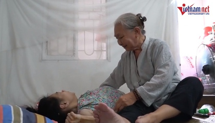 Góc ngõ vắng đàn ông, những người phụ nữ nuôi con cháu lay lắt qua đại dịch