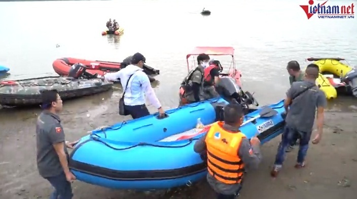 Xuồng hơi lướt sóng sông Hồng, chở hàng trăm suất quà đến từng căn nhà nổi