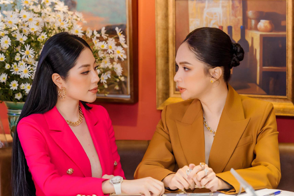 Tô Diệp Hà nổi bật bên Hương Giang