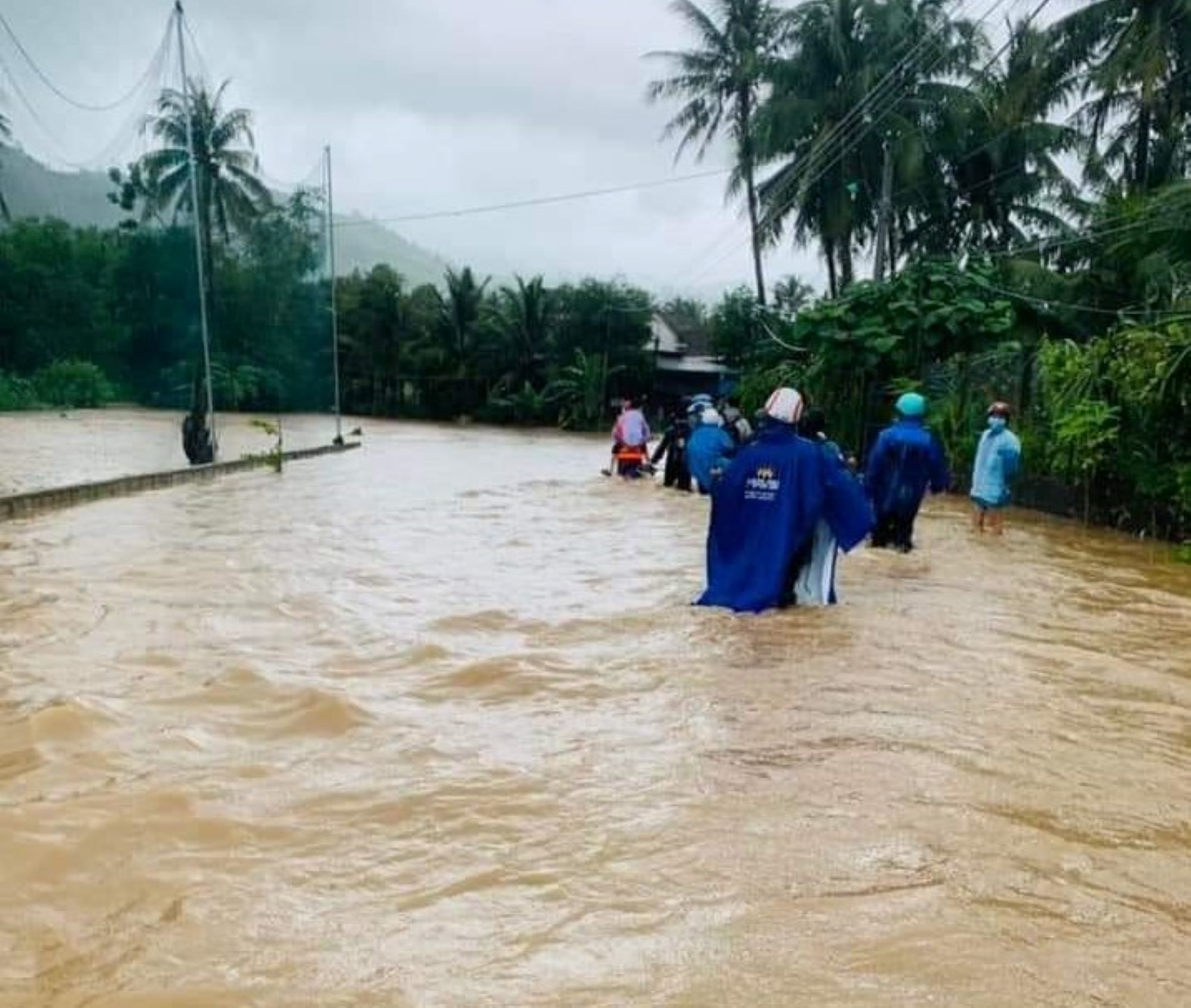 Mưa trắng trời, hàng trăm nhà dân ở Bình Định chìm sâu trong biển nước