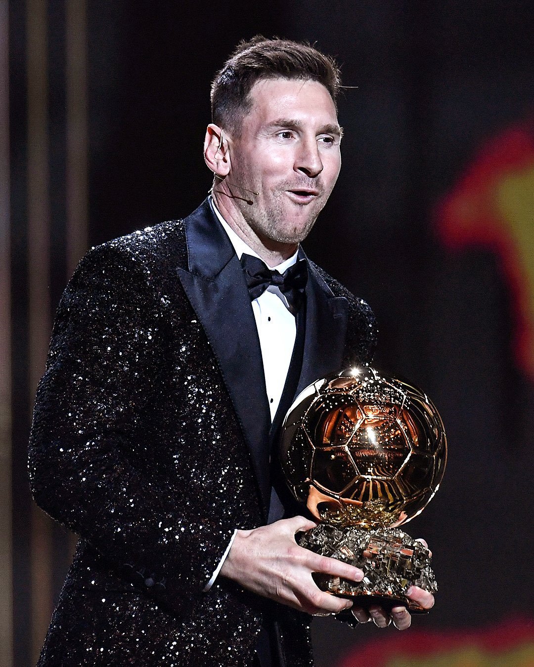 Khoảnh khắc Messi tươi rói nhận Quả bóng vàng 2021