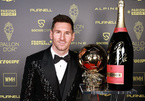 Khoảnh khắc Messi tươi rói nhận Quả bóng vàng 2021