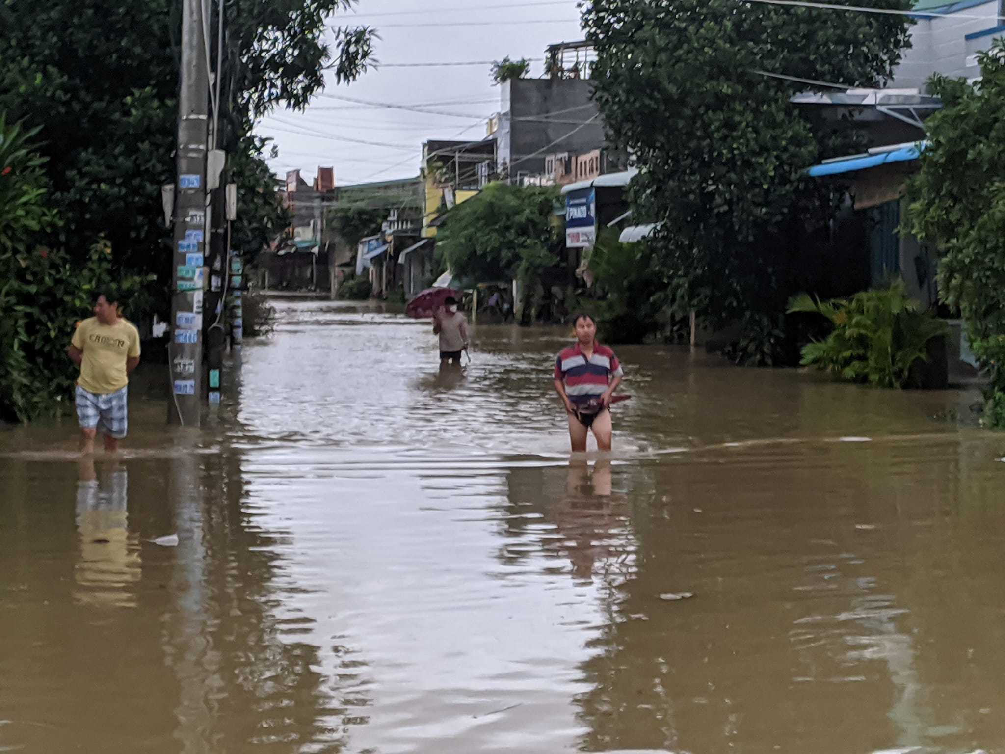 Mưa rất to ở Bình Định, nước bủa vây khắp nơi