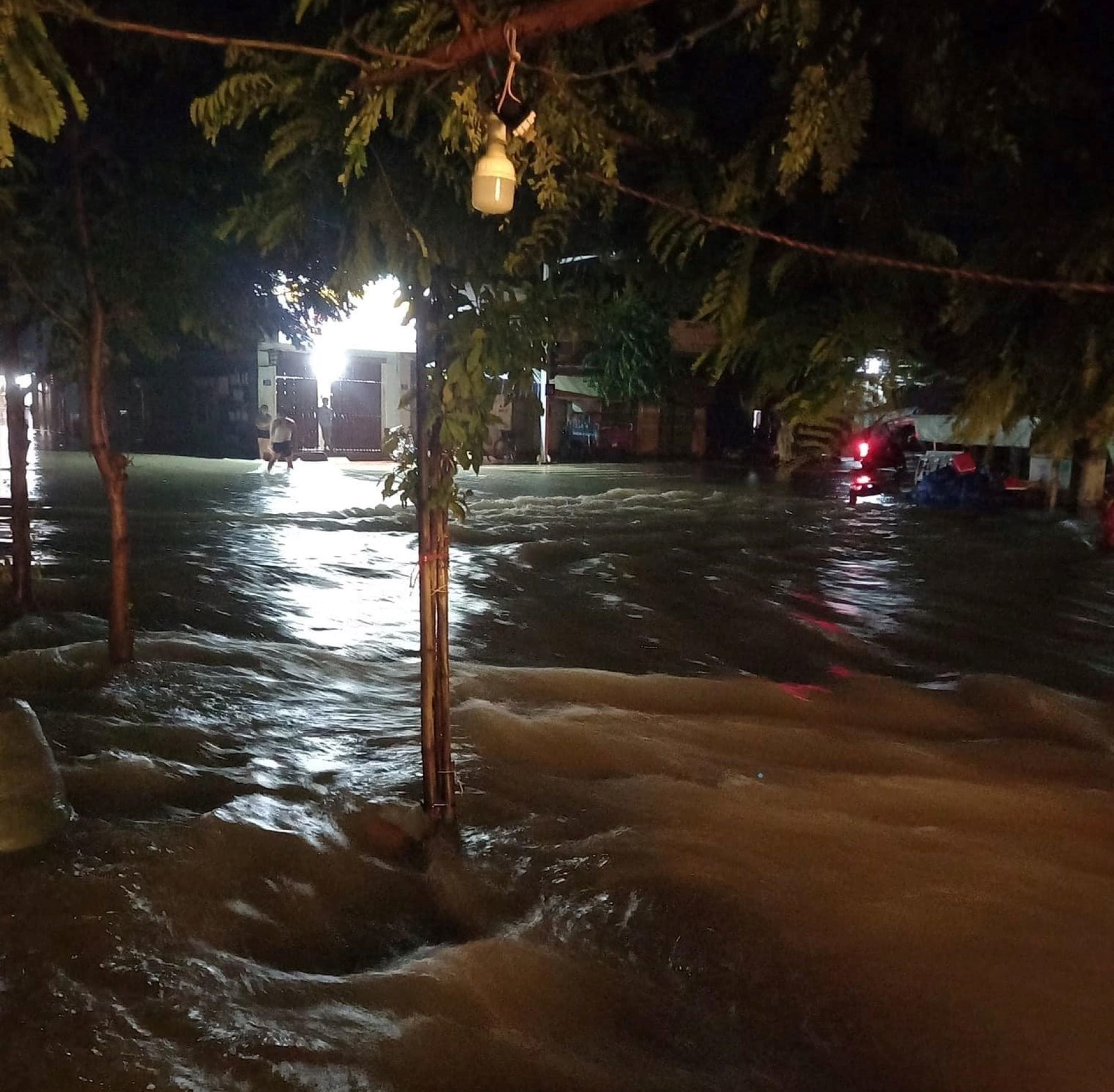 Mưa rất to ở Bình Định, Phú Yên, nước lũ cuồn cuộn bủa vây khắp nơi