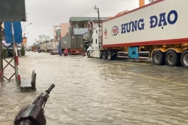 Quốc lộ 1 qua Bình Định ngập trong lũ, giao thông ách tắc