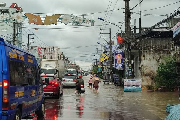 Quốc lộ 1 qua Bình Định ngập trong lũ, kẹt xe