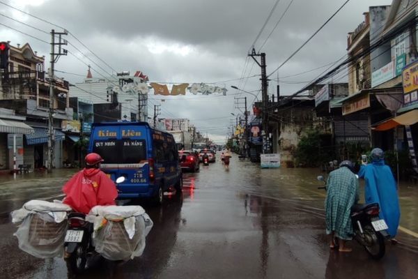 Quốc lộ 1 qua Bình Định ngập trong lũ, kẹt xe