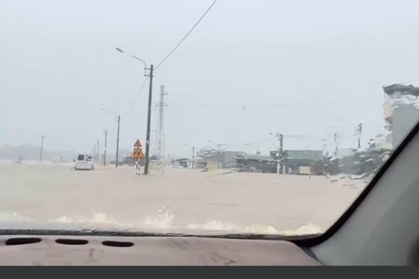 Quốc lộ 1 qua Bình Định ngập trong lũ, giao thông ách tắc