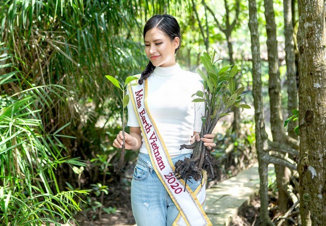 Thái Thị Hoa diện trang sức 2 tỷ đi sự kiện sau thời gian im ắng