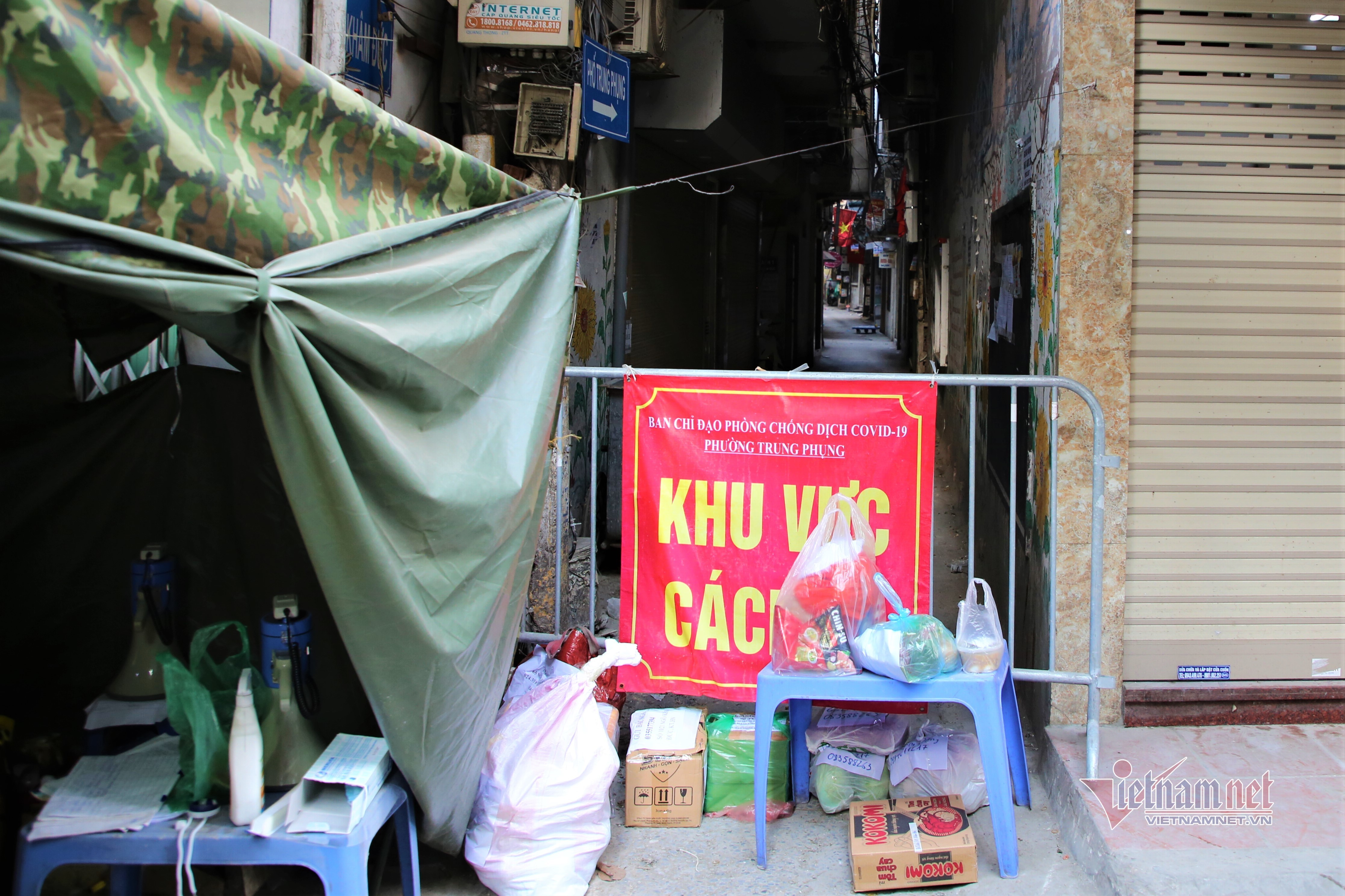 Chăng lưới tại các ổ dịch ‘nóng’ ở Hà Nội như thời cả thành phố cách ly