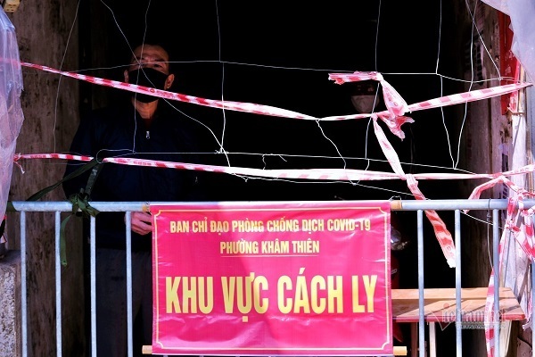 Chăng lưới tại các ổ dịch ‘nóng’ ở Hà Nội như thời cả thành phố cách ly