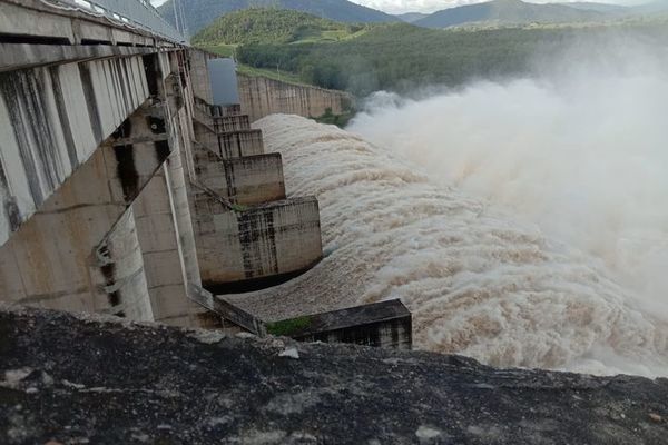 Thủy điện tăng xả lũ, người dân Phú Yên vội vã dọn nhà chạy lụt