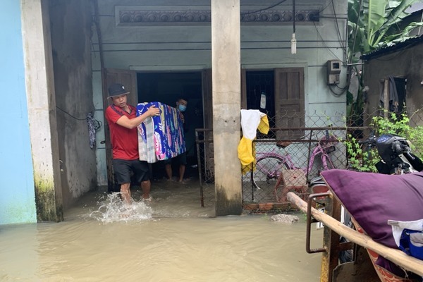 Thủy điện tăng xả lũ, người dân Phú Yên vội vã dọn nhà chạy lụt