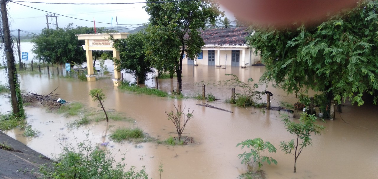 Lũ ngập trăm nhà ở Phú Yên, người dân chạy lụt kẹt giữa đường