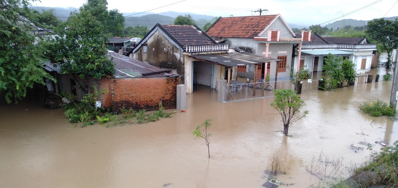 Lũ ngập trăm nhà ở Phú Yên, người dân chạy lụt kẹt giữa đường