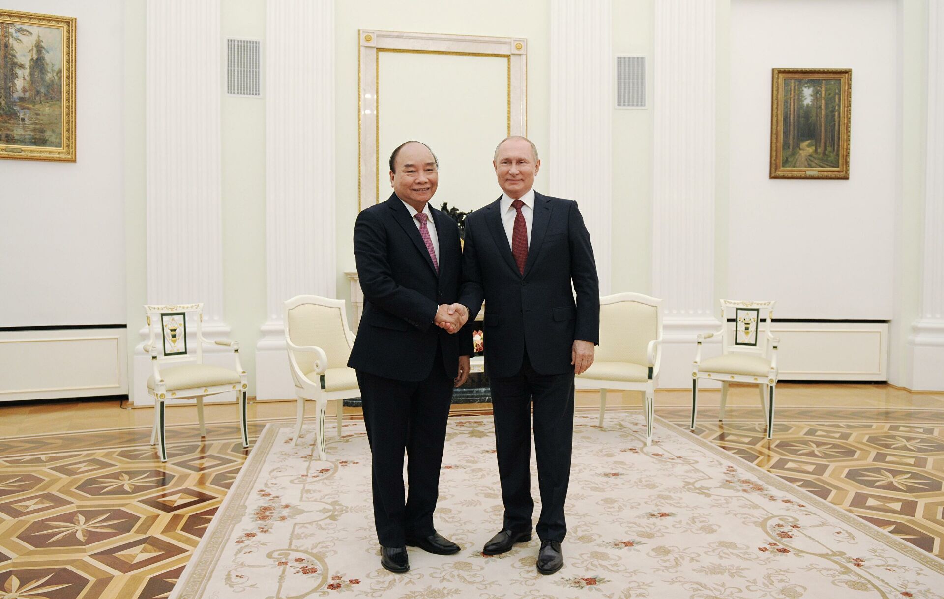 Hình ảnh Chủ tịch nước Nguyễn Xuân Phúc hội đàm với Tổng thống Nga Putin