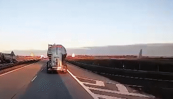 Va chạm với xe tải, xe bồn bị "lìa đầu" trên đường cao tốc