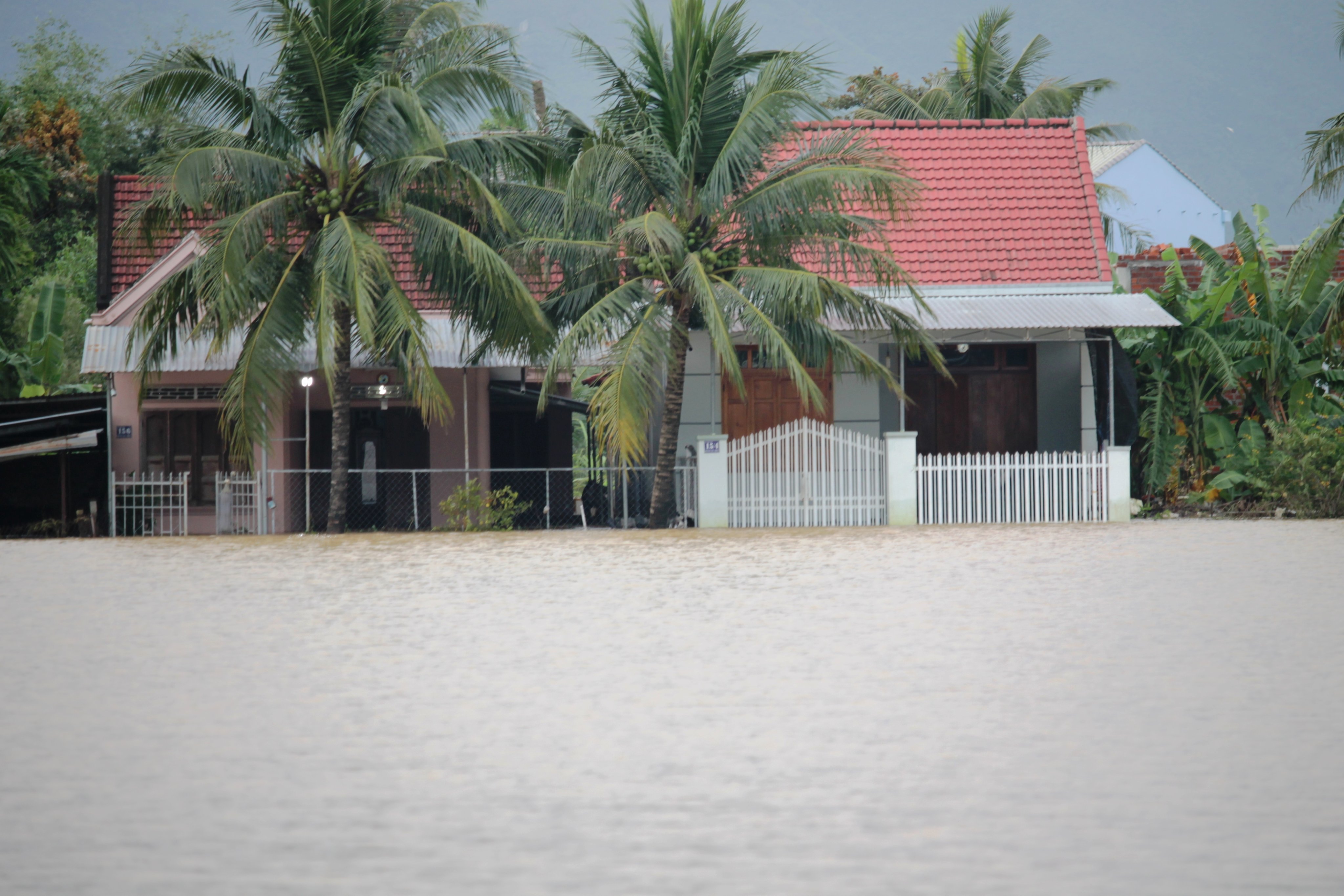 Lũ lên trong đêm, nước ngập vào tận giường nhà dân ở Nha Trang