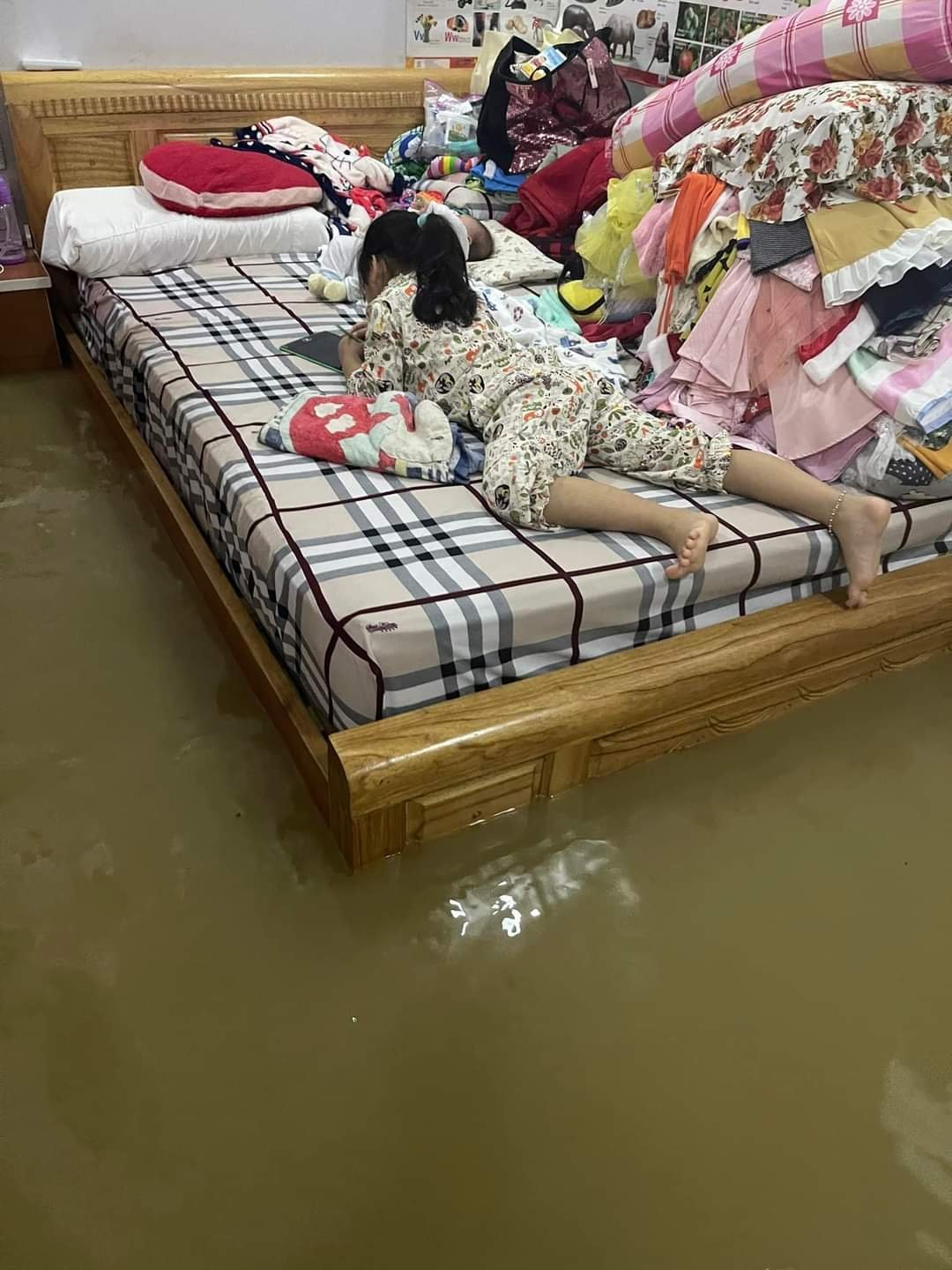 Lũ lên trong đêm, nước ngập vào tận giường nhà dân ở Nha Trang