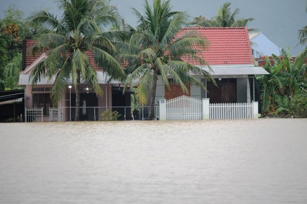 Lũ lên trong đêm, nước ngập vào tận giường nhà dân ở Nha Trang