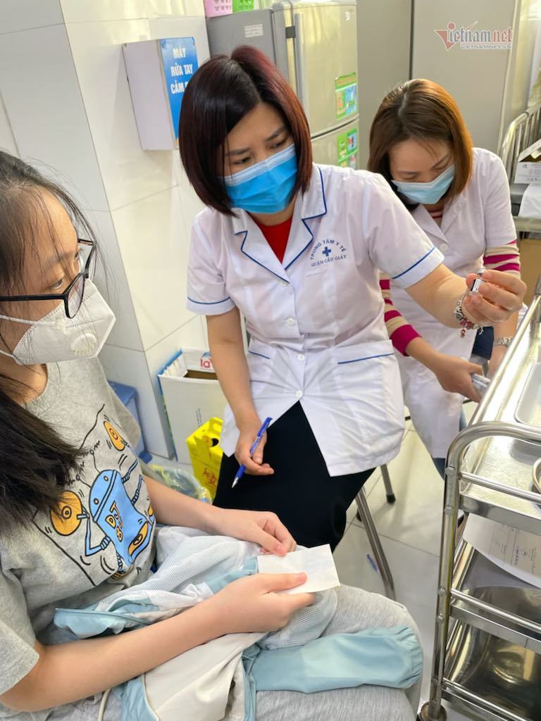 Trường học Hà Nội 'mất ngủ' lo tiêm vắc xin cho học sinh