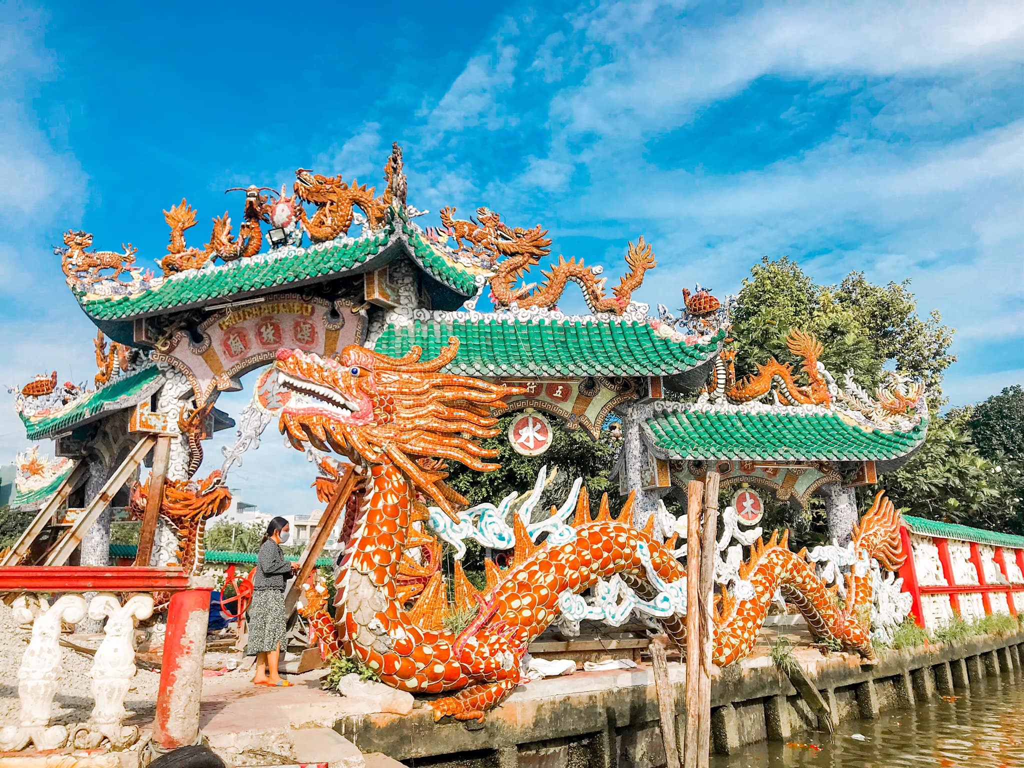 Ngôi miếu 300 năm 'lênh đênh' giữa sông Sài Gòn, khách xếp hàng chờ đò đi tìm lịch sử 'kì bí'