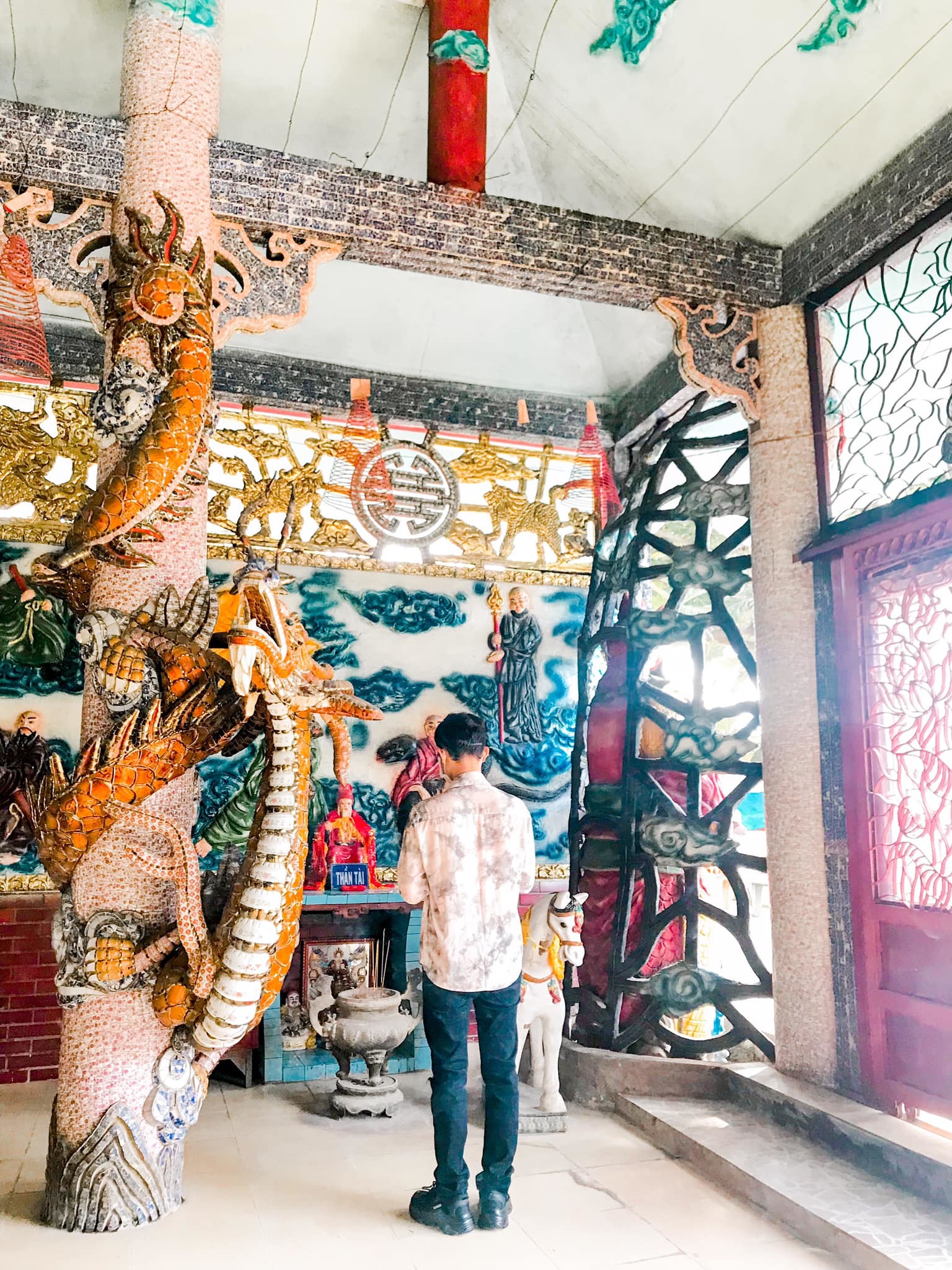 Ngôi miếu 300 năm 'lênh đênh' giữa sông Sài Gòn, khách xếp hàng chờ đò đi tìm lịch sử 'kì bí'