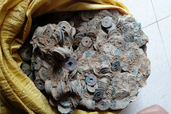 Ủi đất bên sông, phát hiện 27kg tiền cổ nghìn năm