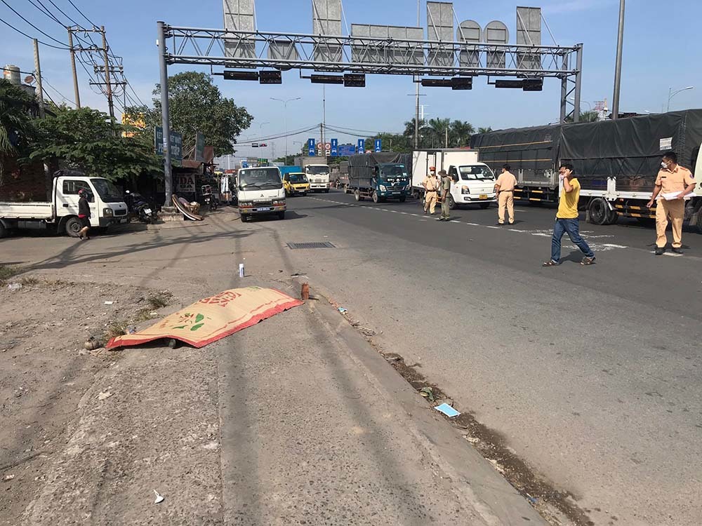 Điều tra vụ tài xế xe tải vứt xác người bên lề đường ở TP.HCM