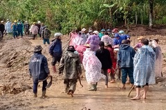 Cả quả đồi đổ sập sau mưa lớn, dân Quảng Nam xắn tay dọn dẹp