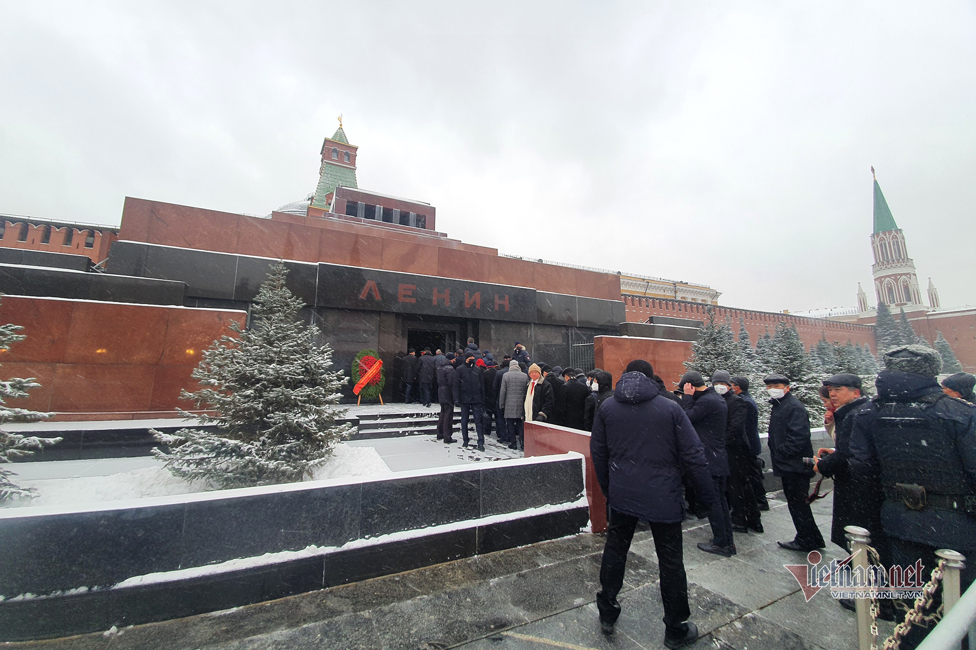 Chủ tịch nước dâng hoa tại tượng đài Bác Hồ, viếng Lenin ở Moscow