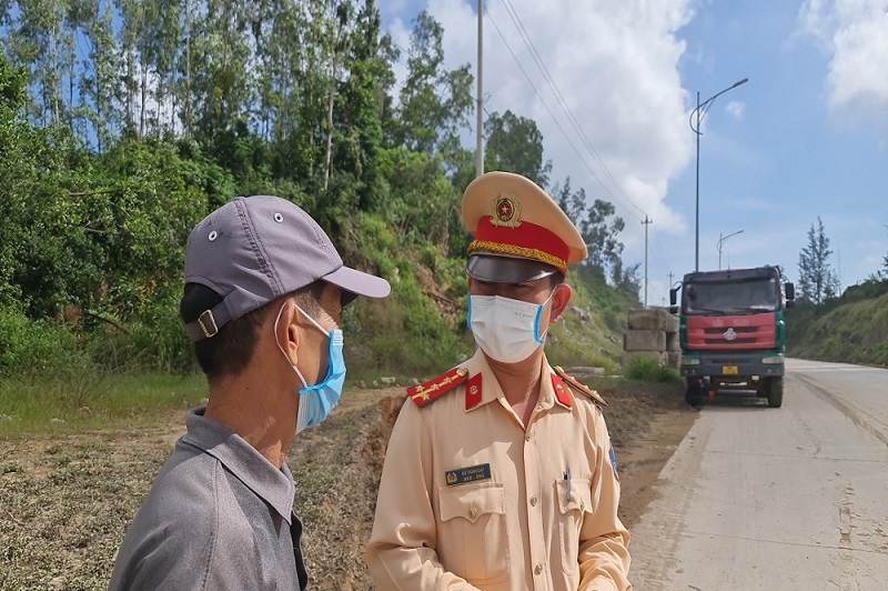 Giả danh Phó trưởng phòng CSGT để gạ gẫm 37 triệu tiền 'chung chi'