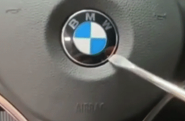 Nghịch dại cạy logo ở vô lăng, thanh niên khiến BMW bung túi khí