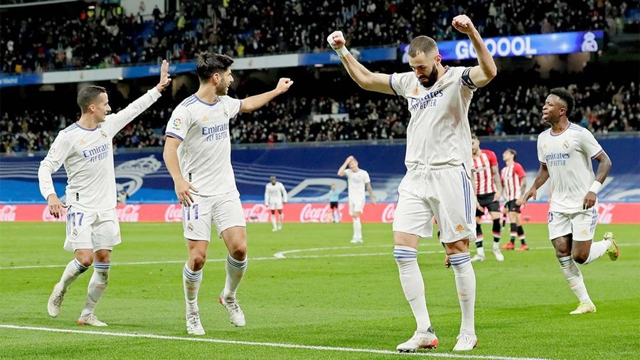 Benzema hóa người hùng, Real củng cố ngôi đầu