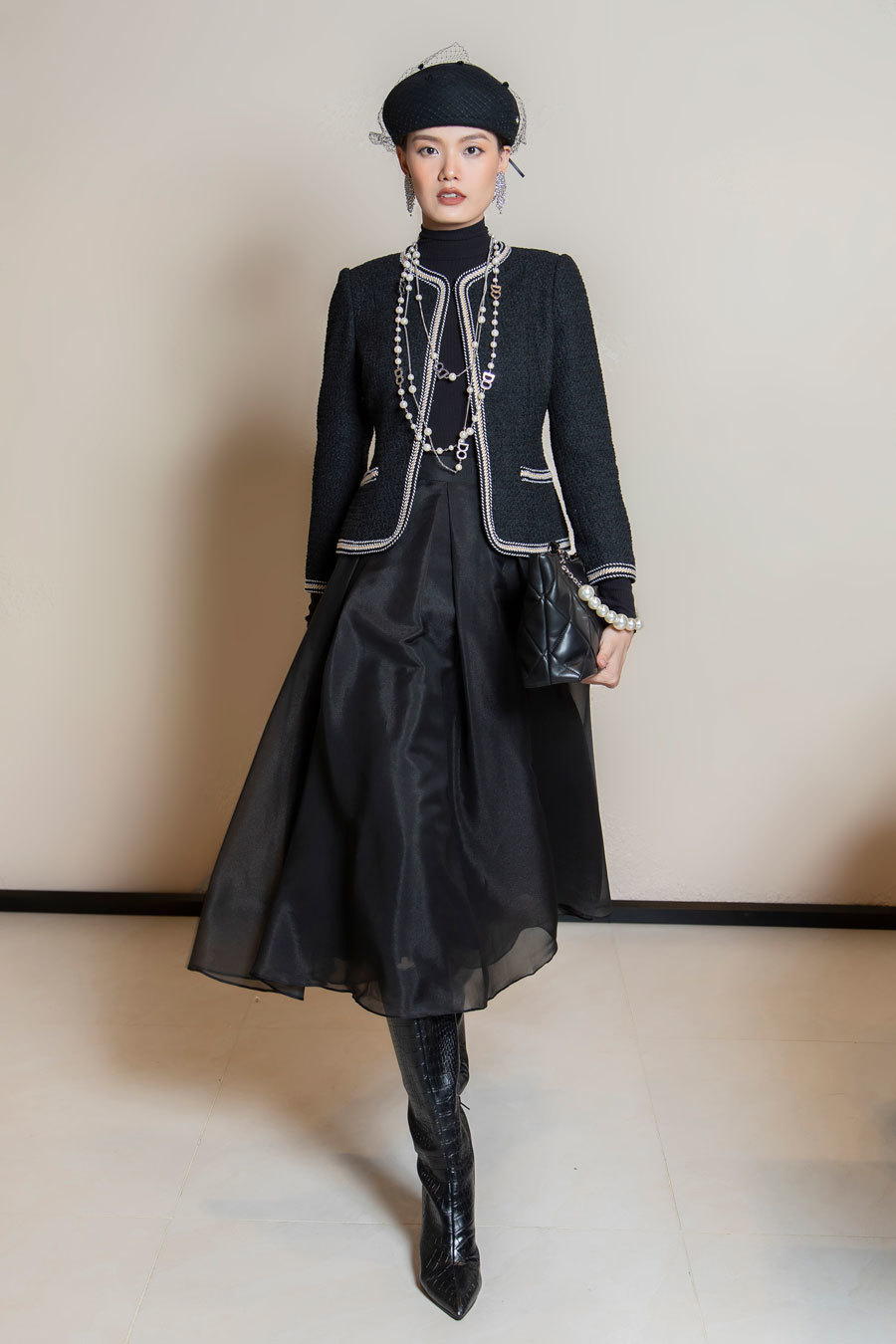 Tín đồ Tuần lễ thời trang Paris chuộng áo khoác dáng dài mix cùng váy ngắn