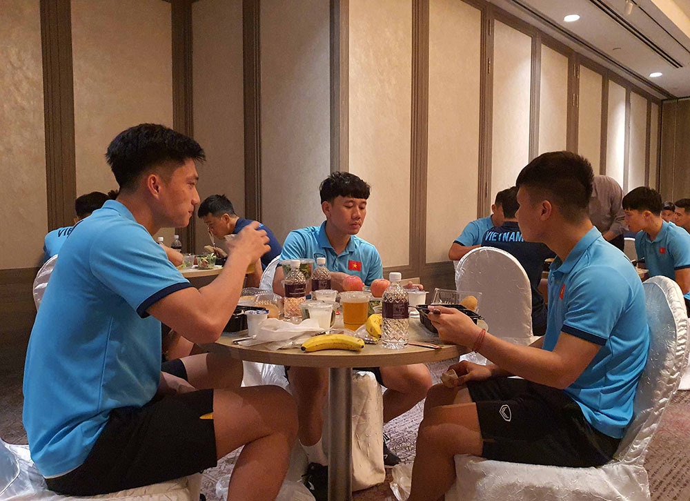 Tuyển Việt Nam xơi... cơm hộp tại khách sạn hạng sang ở Singapore