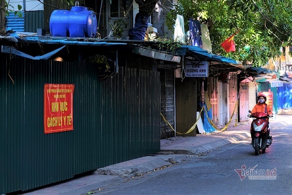 Hà Nội dựng rào phong tỏa khu tập thể ở Phố Huế liên quan 57 ca F0