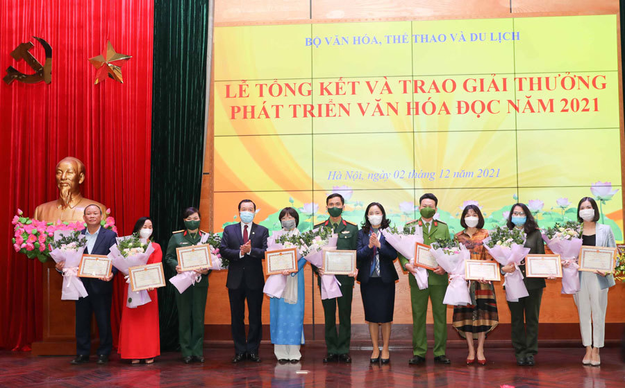 19 tập thể và 14 cá nhân được trao tặng giải thưởng phát triển văn hoá đọc