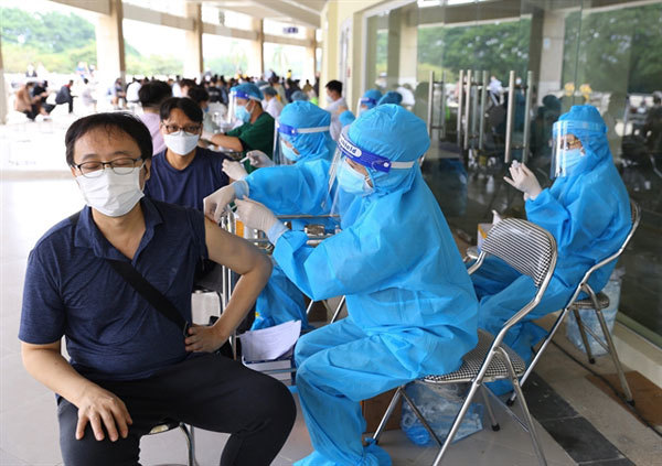 Vietnam starts giving booster COVID-19 vaccine shots in December