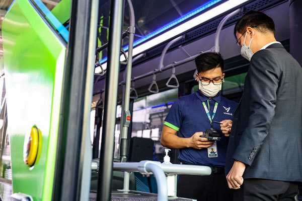 First smart e-buses hit Hanoi streets