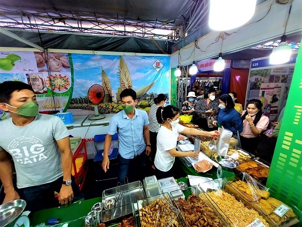 Chàng trai Ê đê vượt 400km, cõng cà phê xuống Sài thành chào hàng