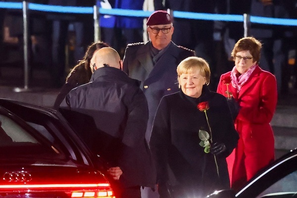 'Đại quân lễ' chia tay bà Merkel