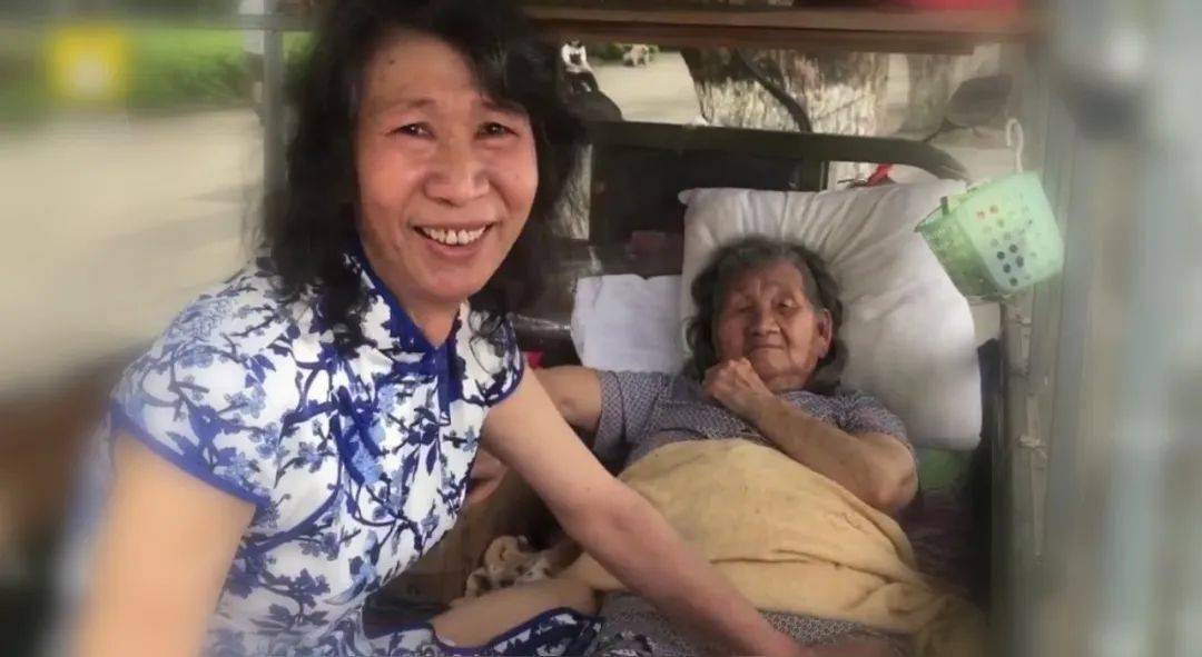 Người đàn ông 20 năm mặc đồ nữ, khi biết sự thật, ai cũng lặng người