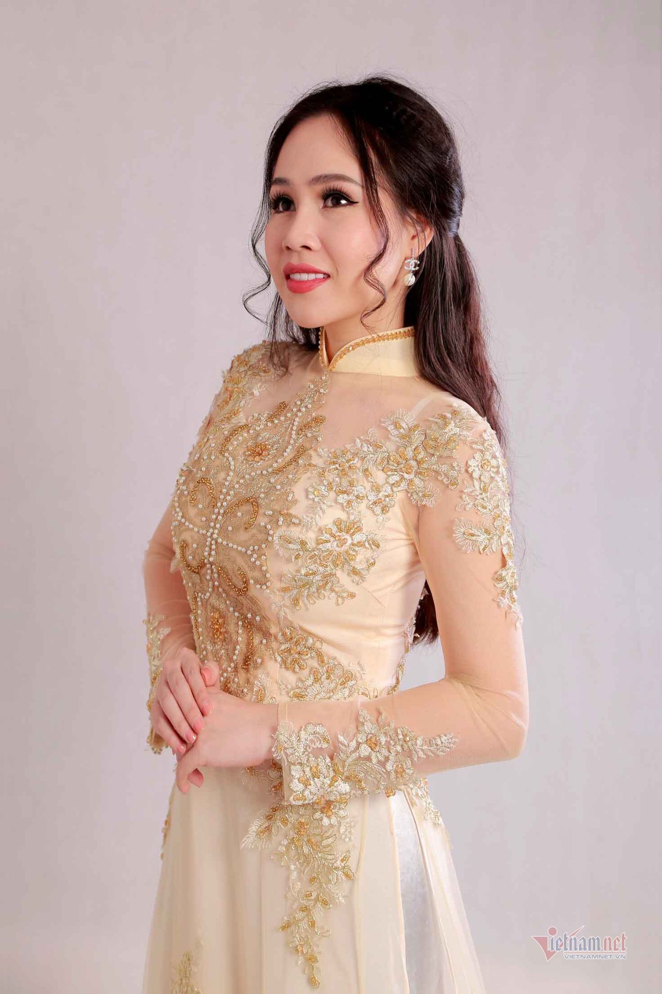 'Diễn viên lùn nhất showbiz Việt' mong sớm đoàn tụ với chồng Tây