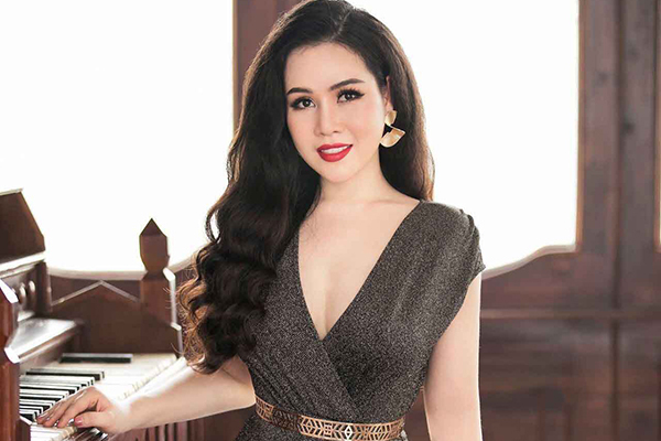 'Diễn viên lùn nhất showbiz Việt' mong sớm đoàn tụ với chồng Tây