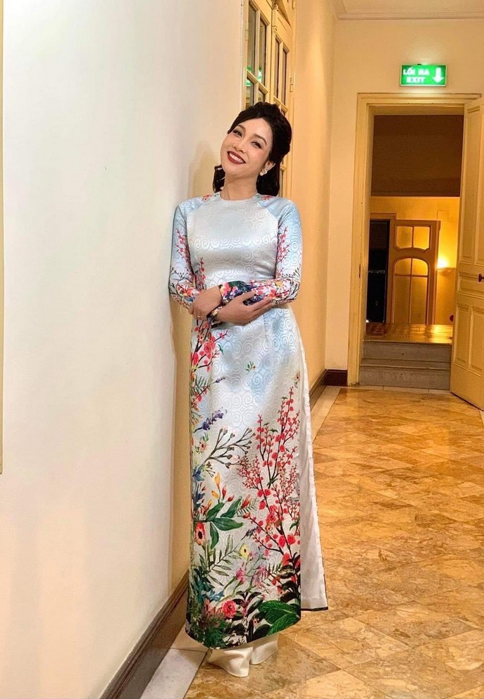 Diva Thanh Lam rạng rỡ trong vòng tay bạn trai bác sĩ