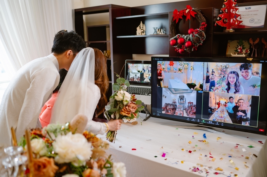 Đám cưới tổ chức online, khách 4 điểm cầu nâng ly chúc mừng đôi trẻ