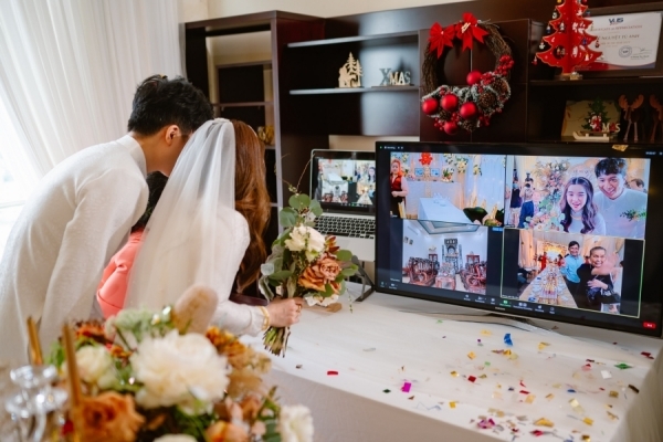 Đám cưới tổ chức online, khách 4 điểm cầu nâng ly chúc mừng đôi trẻ